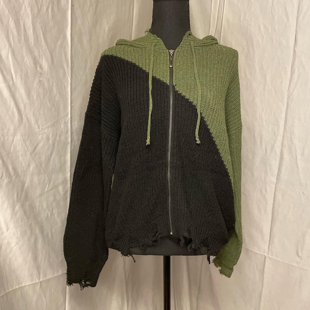 NWT Umgee Black and Green V-Neck Sweater - Picture 3 of 11